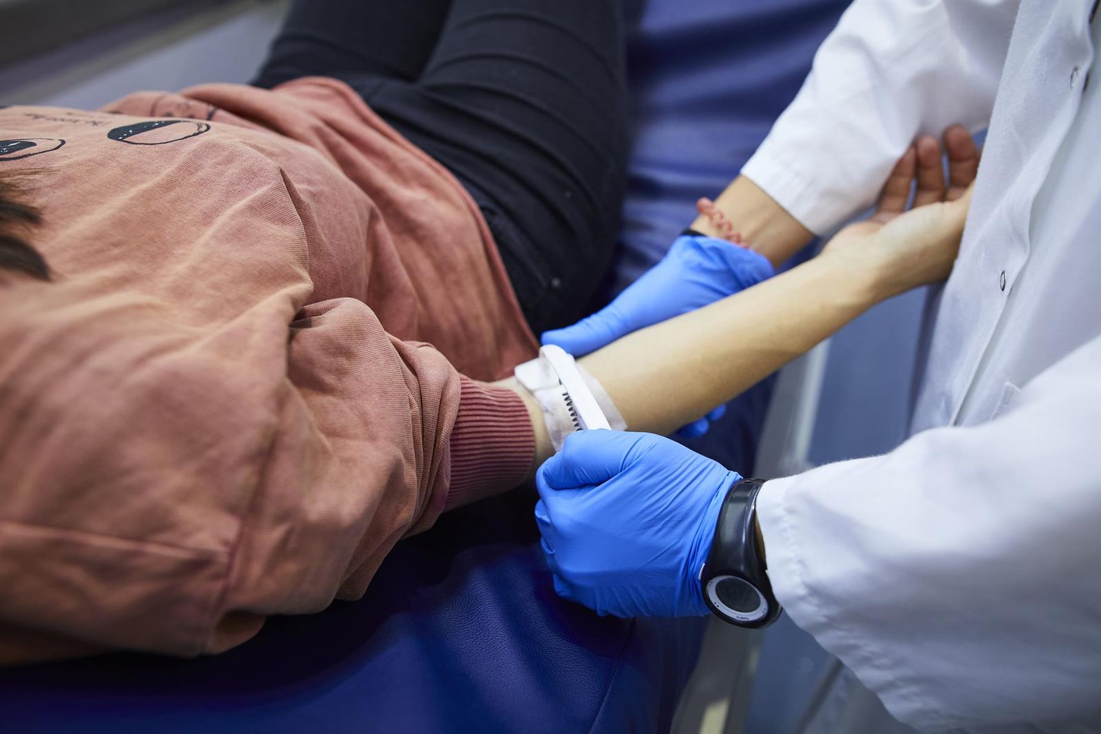 Archivo  - Una donante se prepara para donar sangre EP