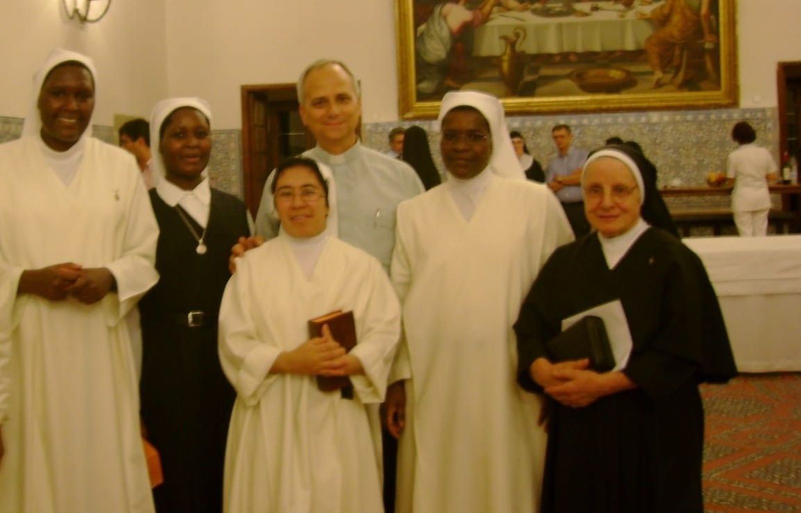 Agustinas de San Felices de los Gallegos con el papa León XIV  durante la Jornada Mundial de la Juventud de 2011 en el Monasterio de El Escorial