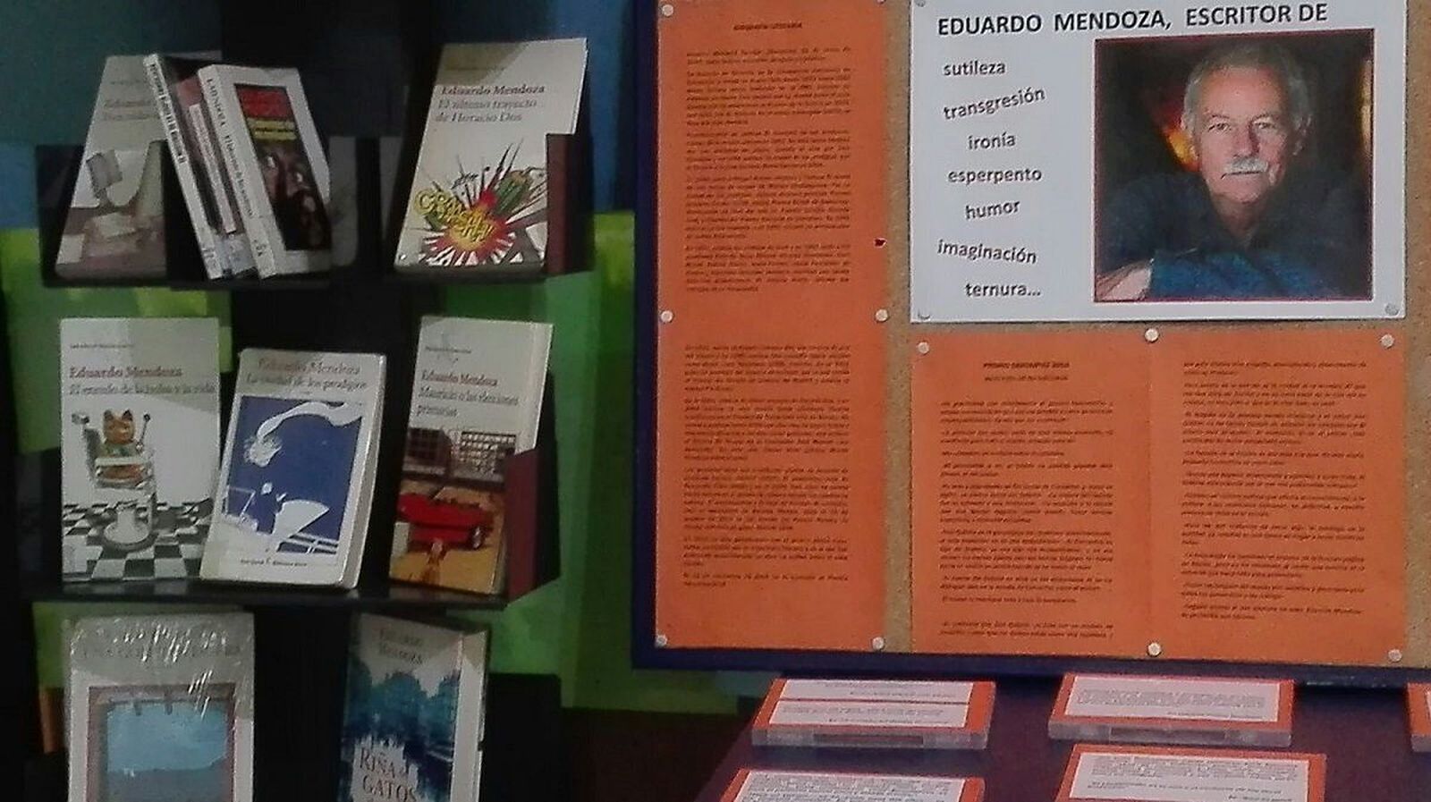Santa Marta dedica una exposición a Eduardo Mendoza para celebrar el Día de la Biblioteca