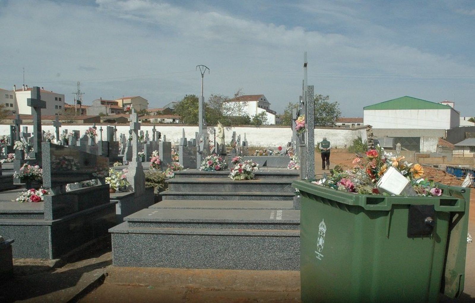 Los operarios municipales acondicionan el cementerio de cara al Día de Todos los Santos