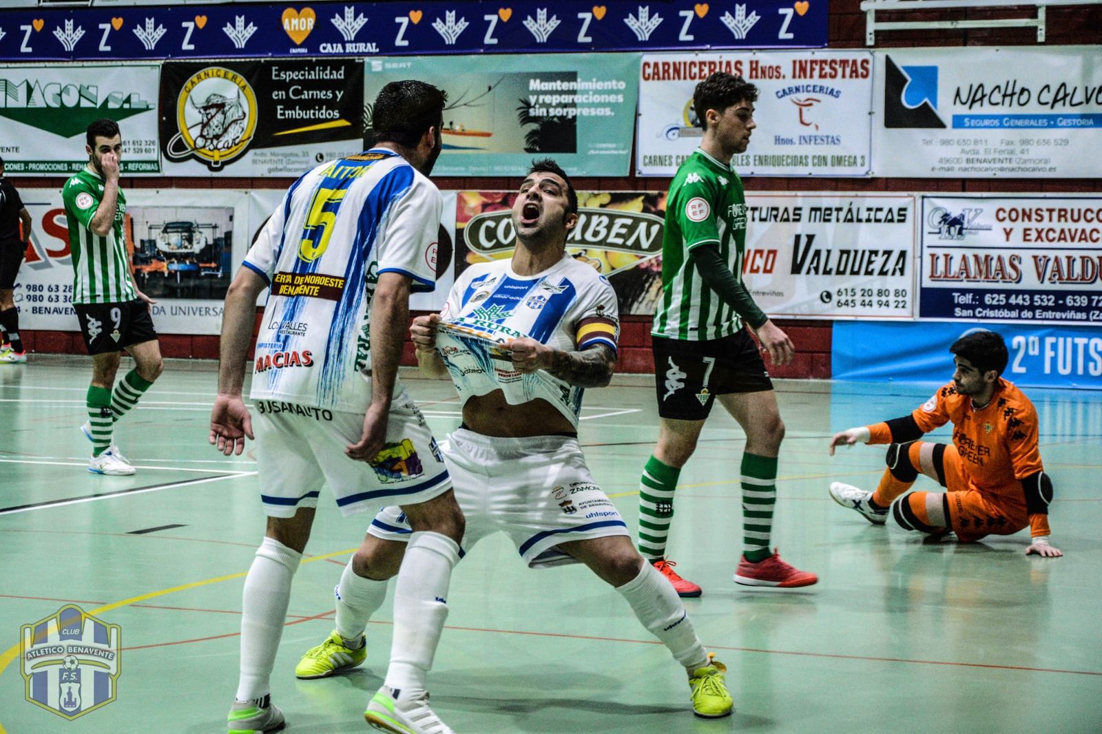 Charlie celebra un gol junto con Aitor.FOTO: CAJA RURAL ATLÉTICO BENAVENTE