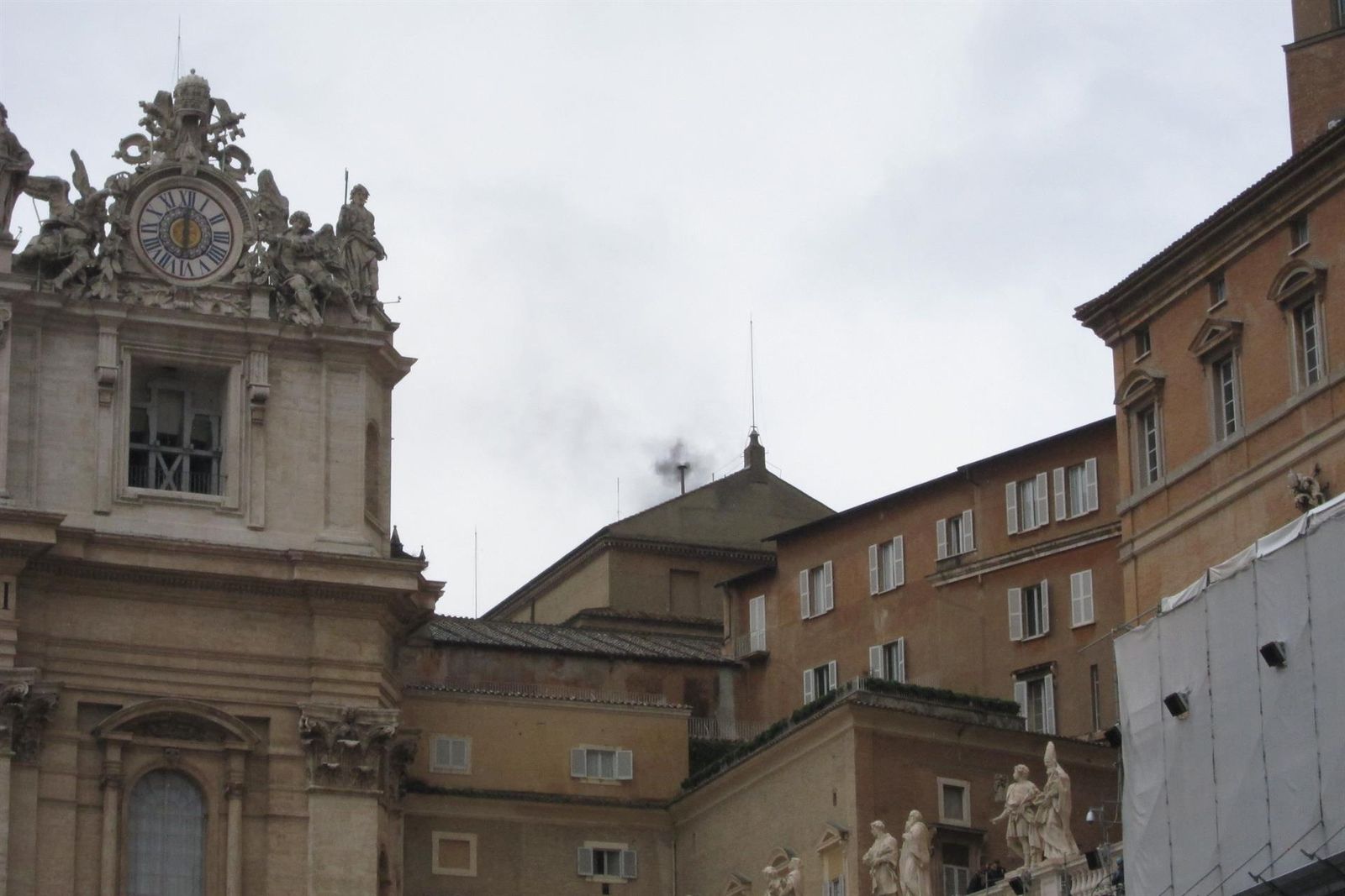 Fumata negra, foto de archivo.