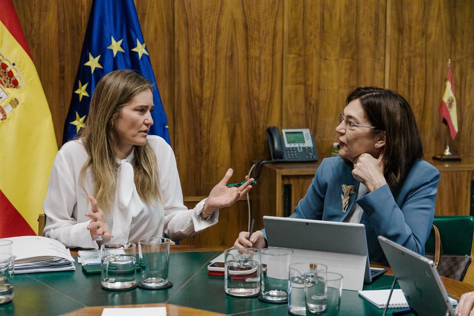 La vicepresidenta del Gobierno y ministra para la Transición Ecológica y el Reto Demográfico, Sara Aagesen (i) y la presidenta de la Comisión Nacional de los Mercados y la Competencia (CNMC), Cani Fernández, durante una reunión en la sede del Ministerio - Carlos Luján - Europa Press