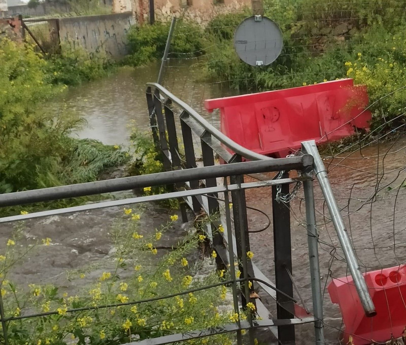 Puente sobre arroyo en Camino Gijón