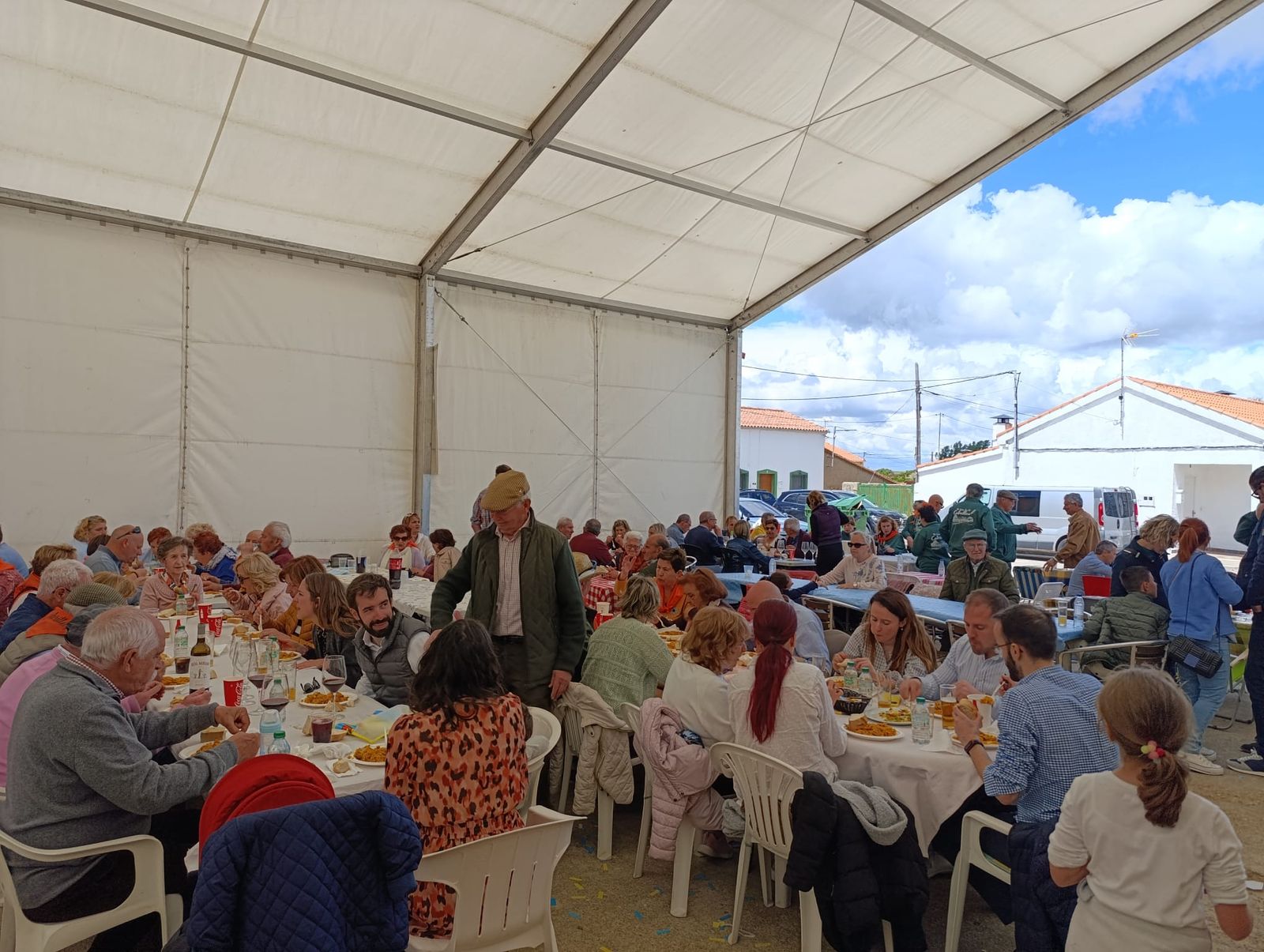 Cabrillas sigue con sus fiestas en honor a San Isidro con un encierro infantil y paella