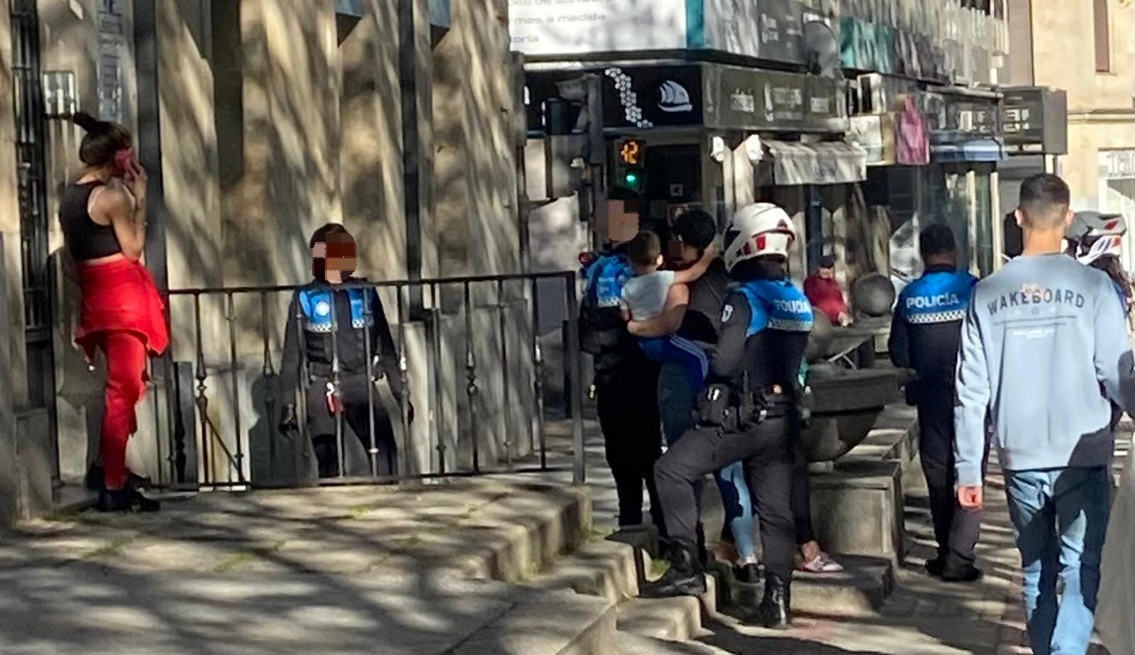 Intervención de la Policía Local y Nacional en la avenida de Mirat | FOTO SALAMANCA24HORAS.COM