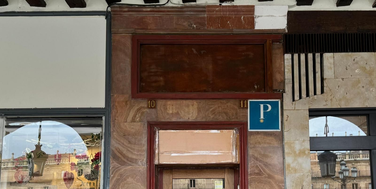 Alarma en la Plaza Mayor de Salamanca por la caída de una placa de mármol en plena madrugada