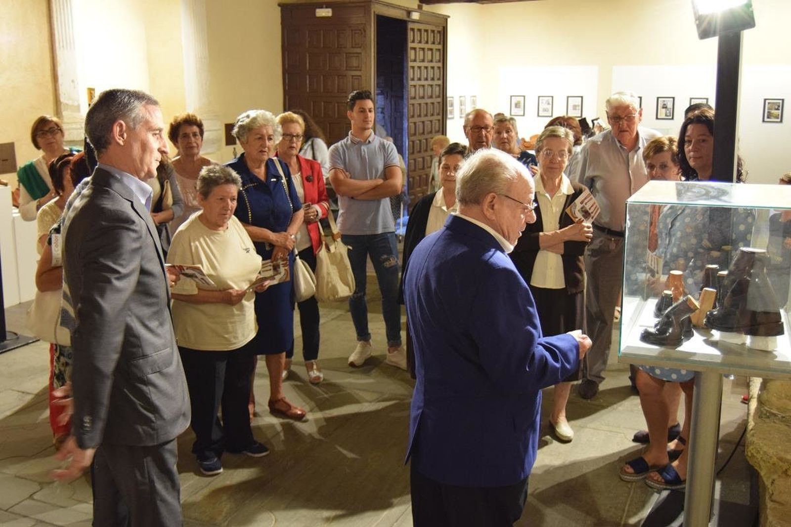 La Iglesia de Santiago de Alba de Tormes acoge 'Piel y Color', una curiosa exposición de calzado