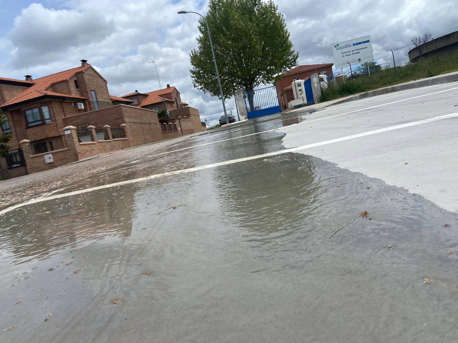 Reventón de agua en la calle El Greco con Goya de Santa Marta junto a la estación potabilizadora del municipio