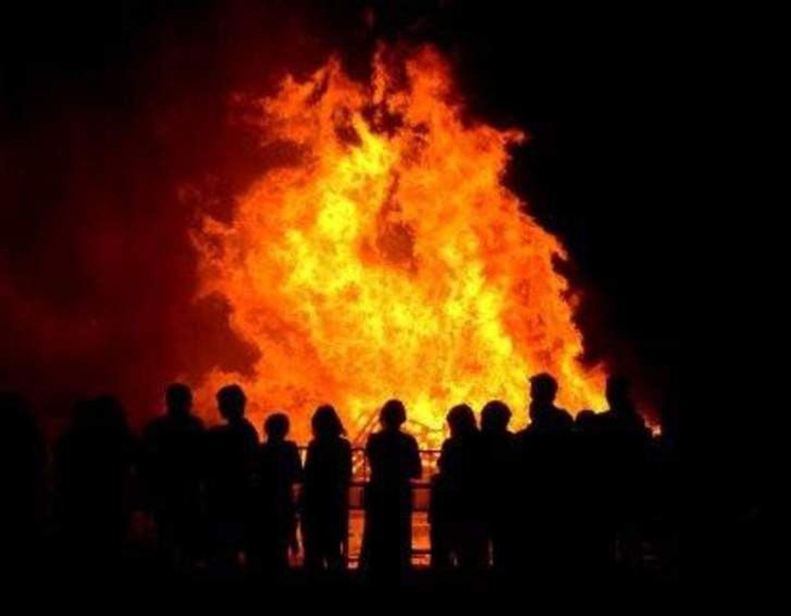 Noche de fuego y brujas en Terradillos