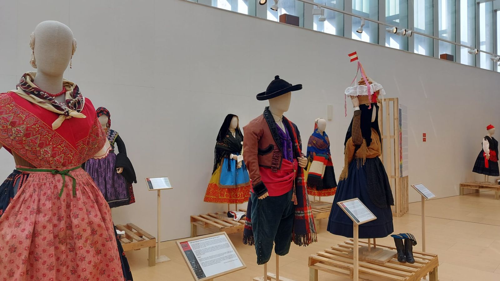 exposicion-v-festival-internacional-de-indumentaria-tradicional-13