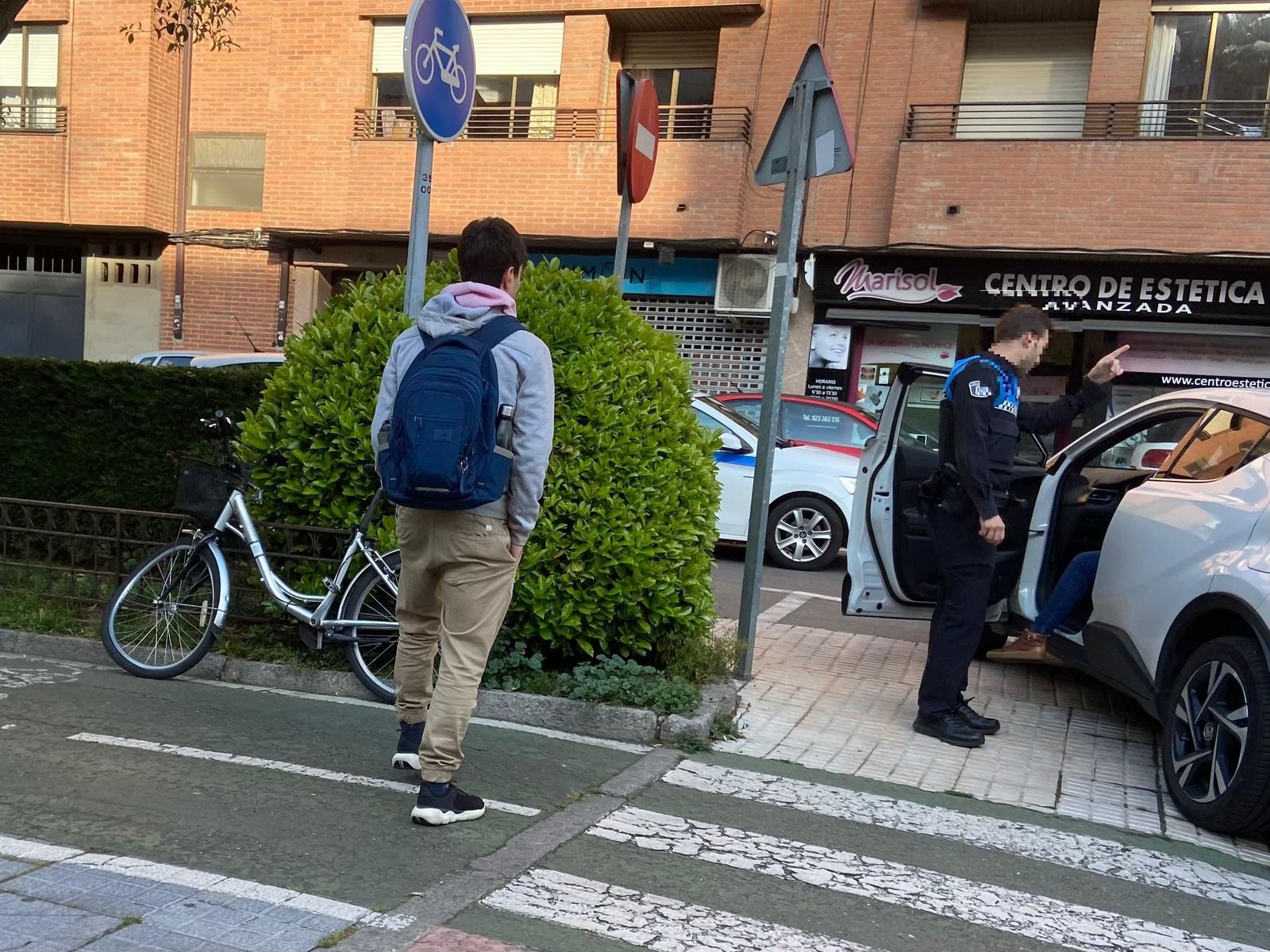 Policía Local en la calle San Francisco Javier por una colisión entre un vehículo y una bicicleta