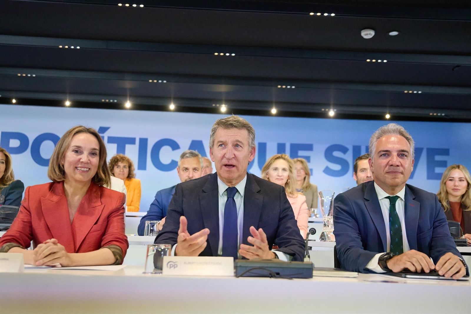 La secretaria general del PP, Cuca Gamarra, el presidente del PP, Alberto Núñez Feijóo, y el Vicesecretario General de Política Autonómica y Municipal y Análisis Electoral del PP, Elías Bendodo