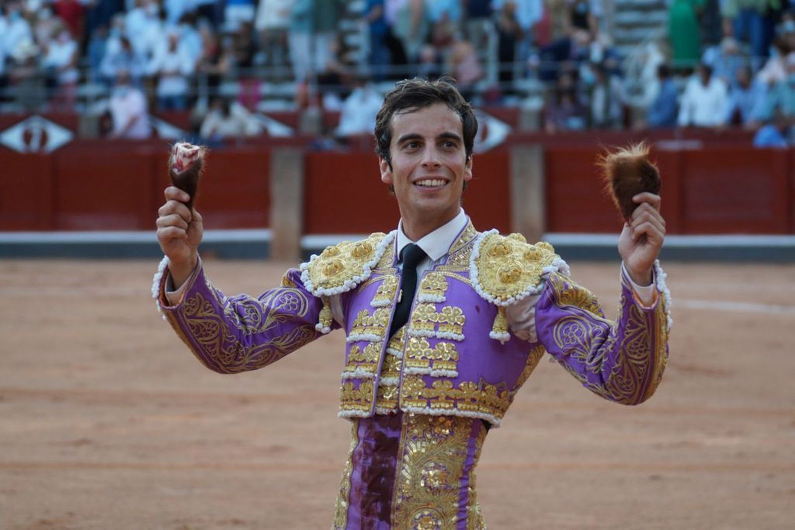 Alejandro Marcos se hace con dos orejas y sale por la Puerta Grande (7)