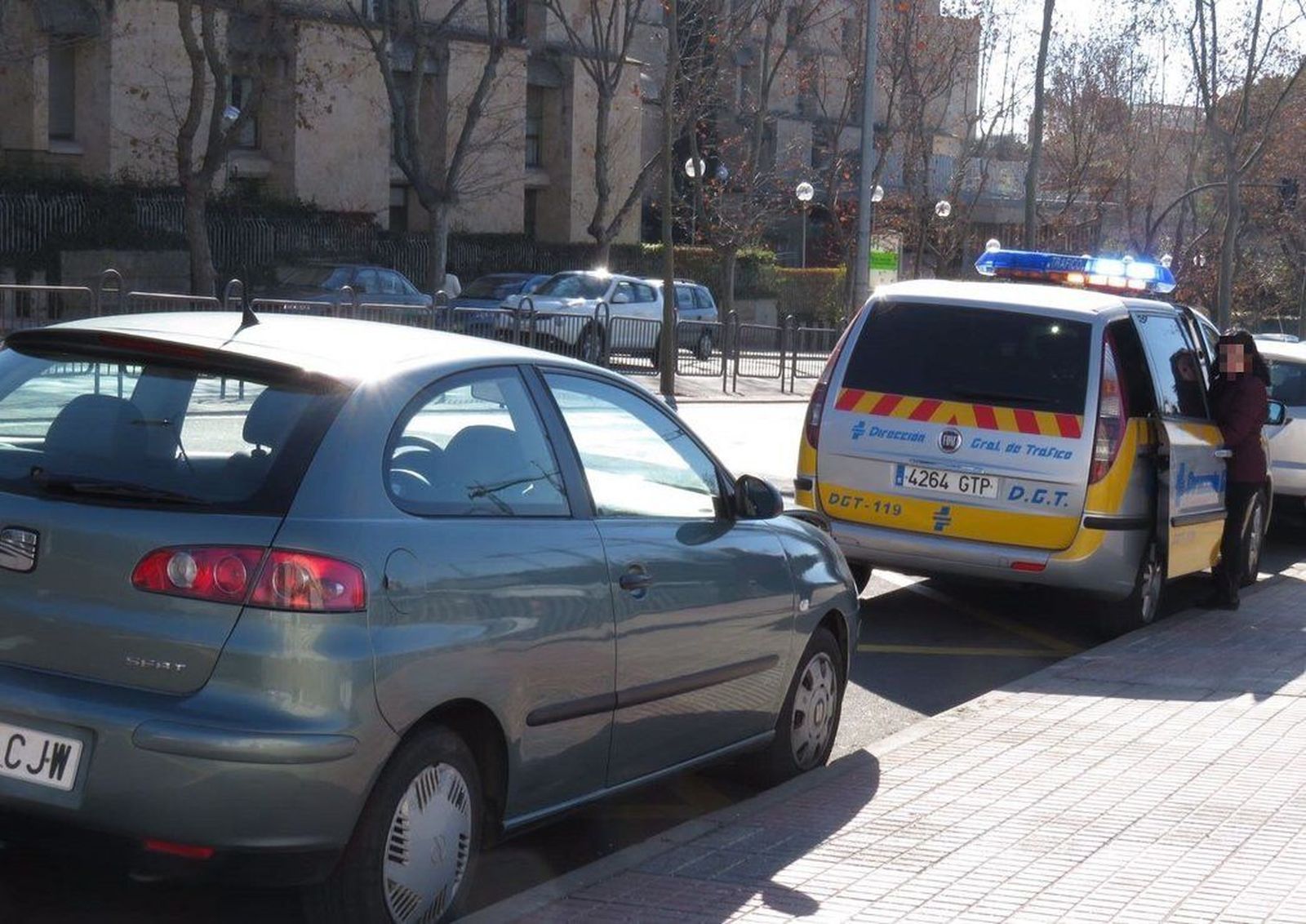 Multa por arrancar dos barandillas metálicas y causar daños a un vehículo