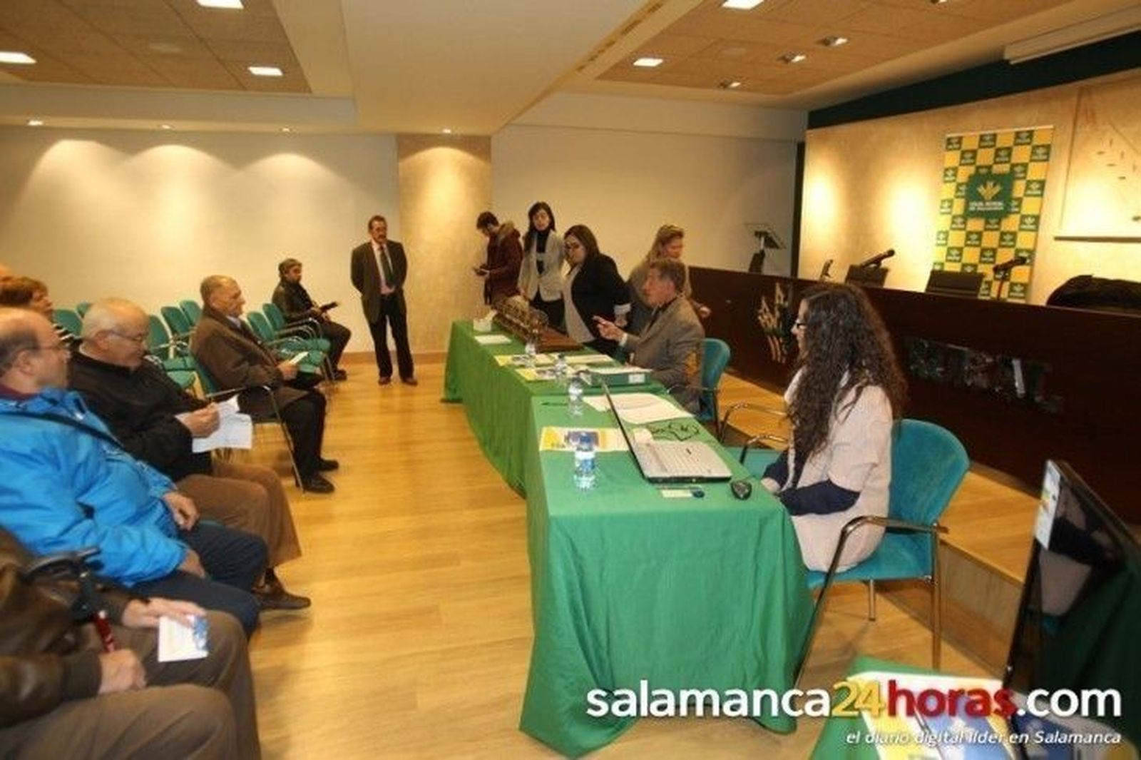 Caja Rural de Salamanca sortea 37 televisores led entre sus clientes con pensión domiciliada