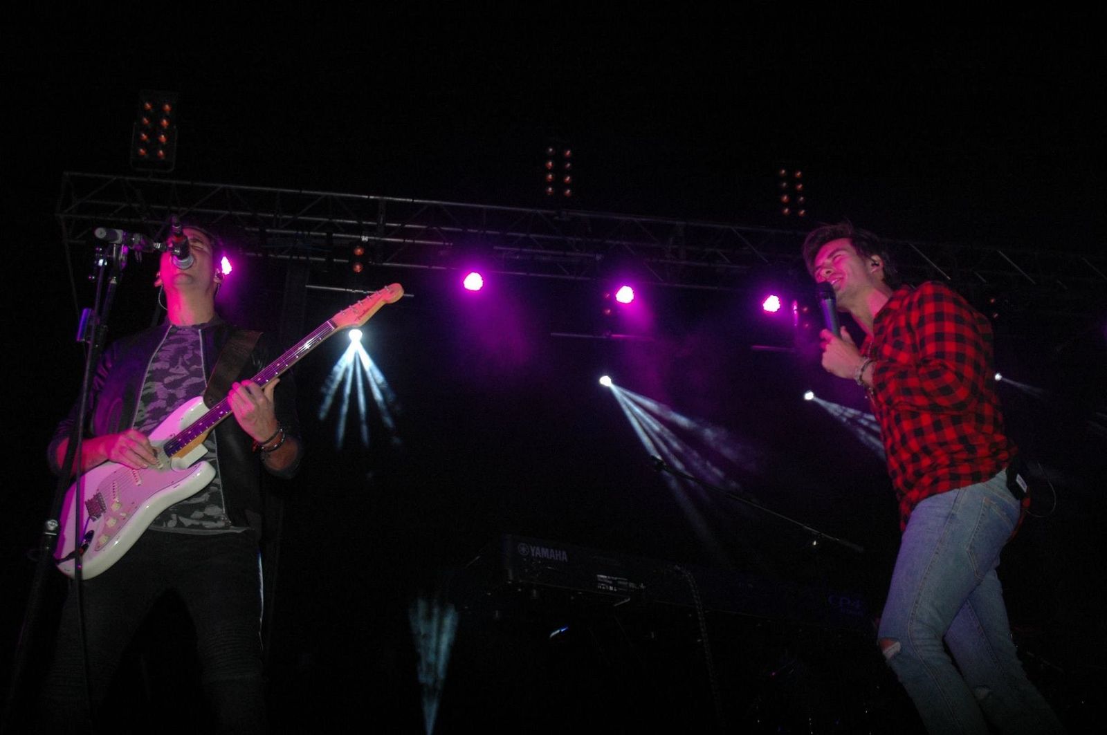 El romanticismo de Dvicio llena de pop el recinto de espectáculos