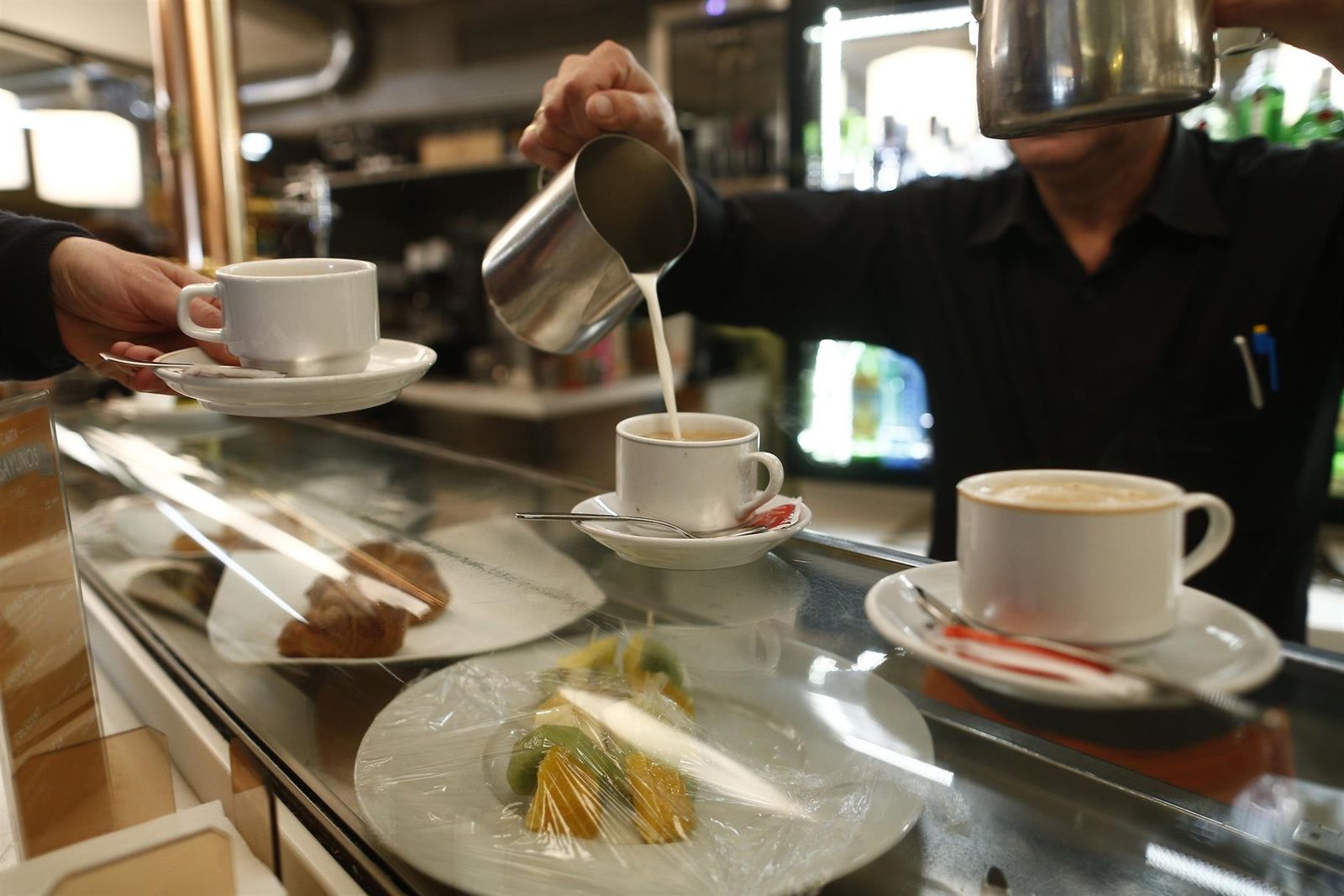 Un camarero sirviendo cafés a los clientes   EUROPA PRESS   Archivo