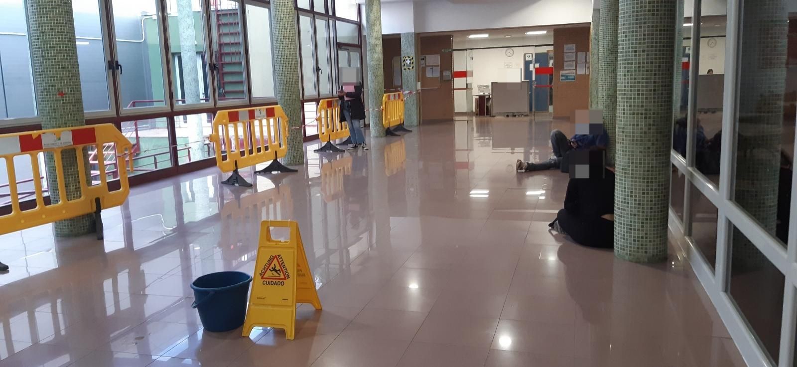 Malestar vecinal por el estado del acceso a la piscina climatizada de Zamora: goteras, falta de asientos y vallas sin explicación