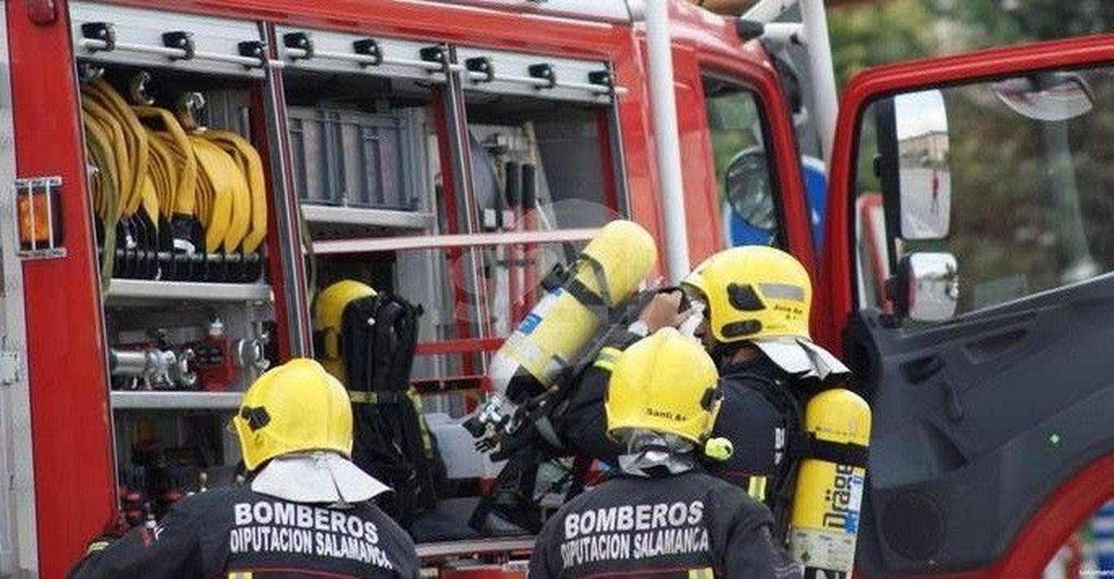 Vecinos de Villoria sofocan un incendio en una nave causado por un rayo