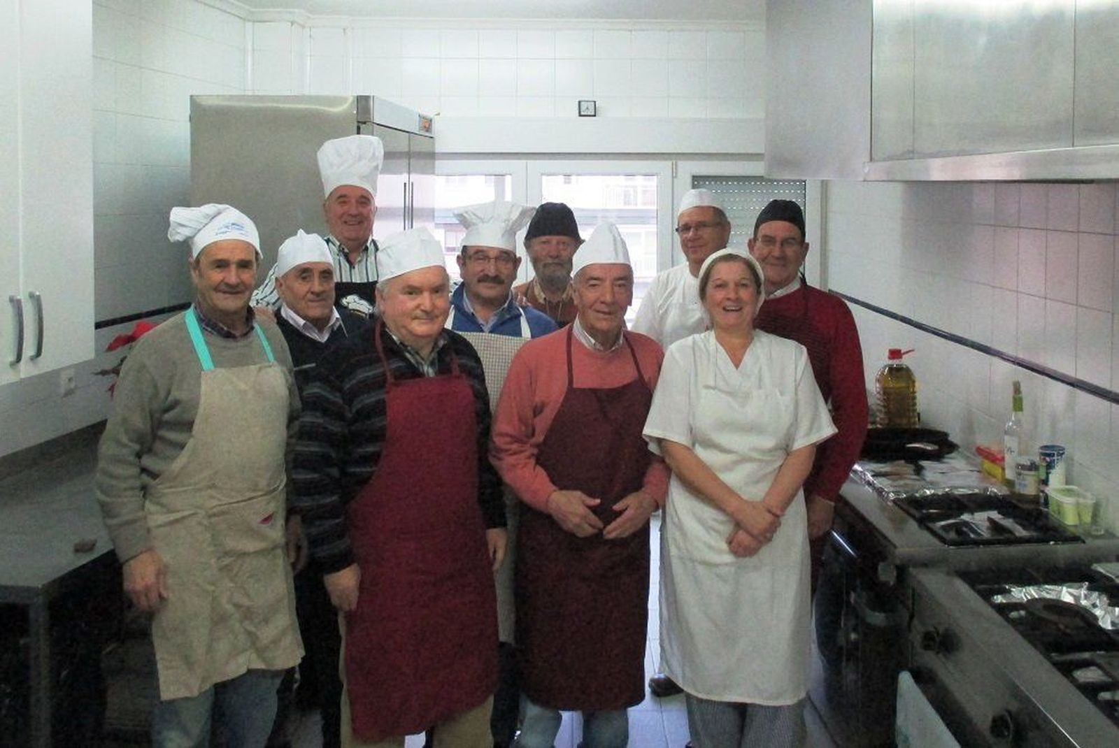 El Centro de Mayores inicia un curso de cocina para hombres y dos de informática