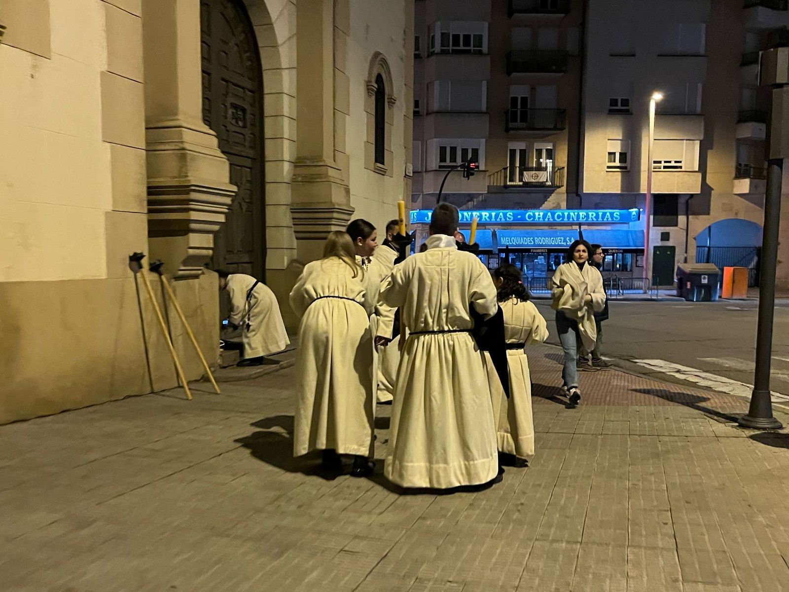 Hermanos preparándose para salir
