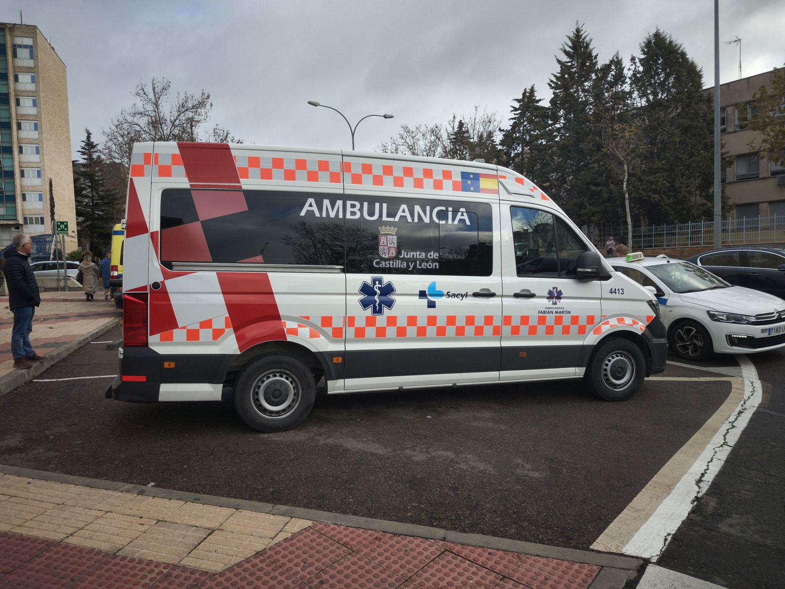 Ambulancias y ambulancia en el hospital de Salamanca. Archivo.