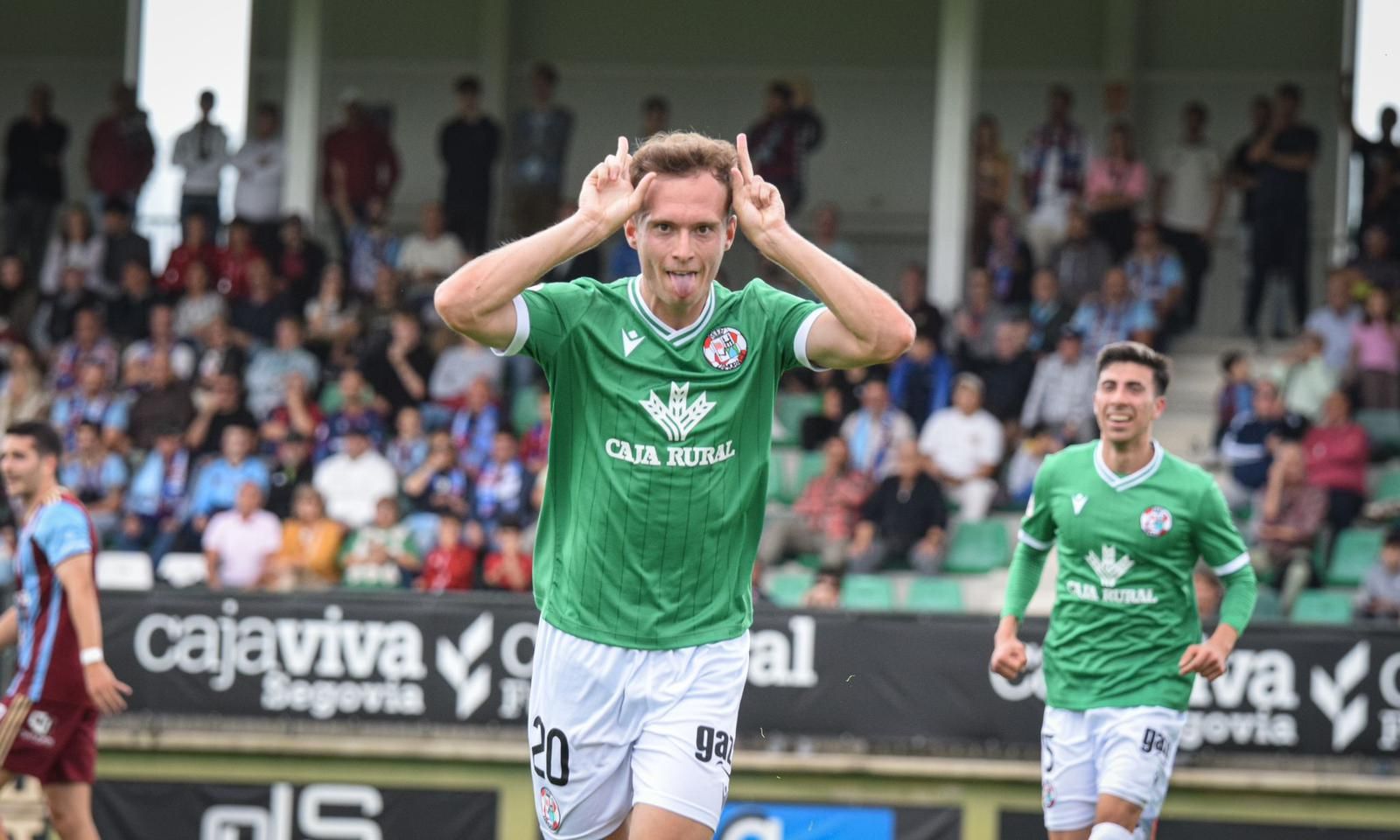 Tresaco celebra el gol ante la Gimnástica Segoviana.