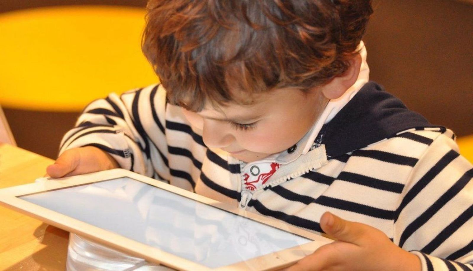imagen niño con tablet. EP