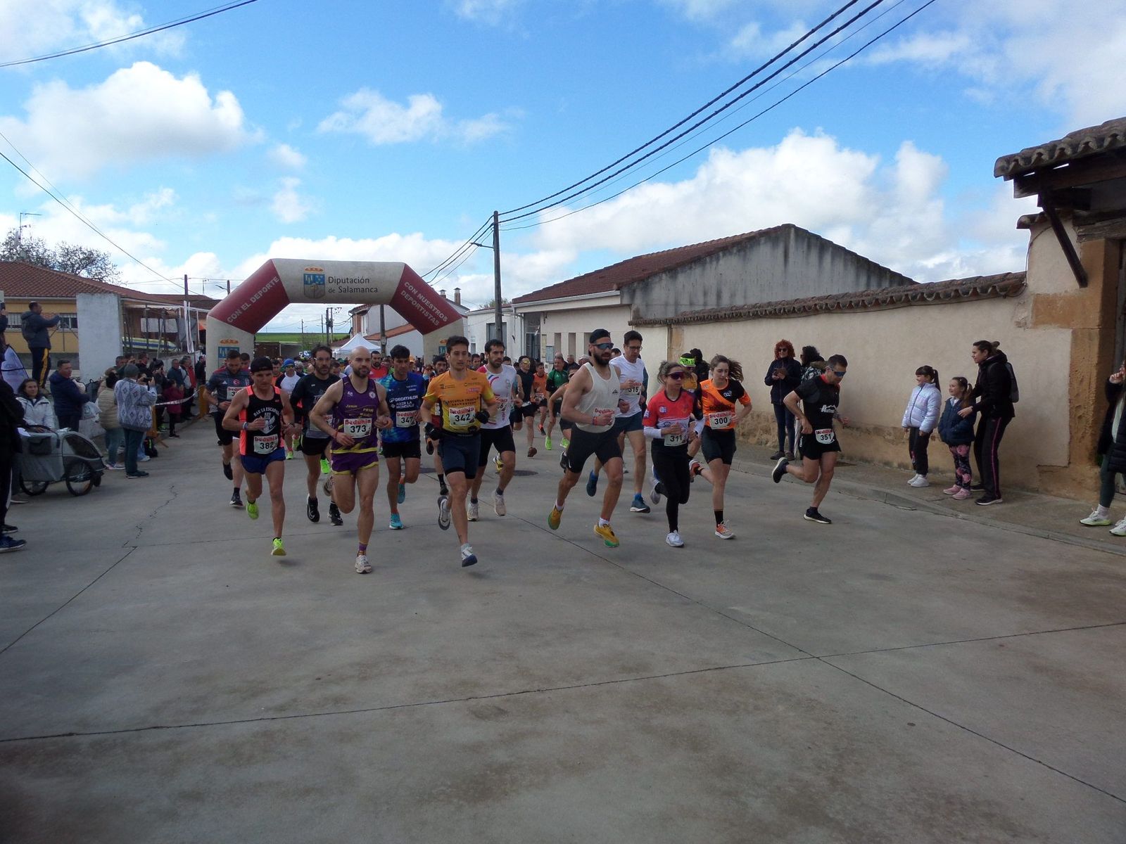 La localidad Armuñesa de Tardáguila ha celebrado en la calurosa mañana de este domingo la sexta edición de su carrera popular