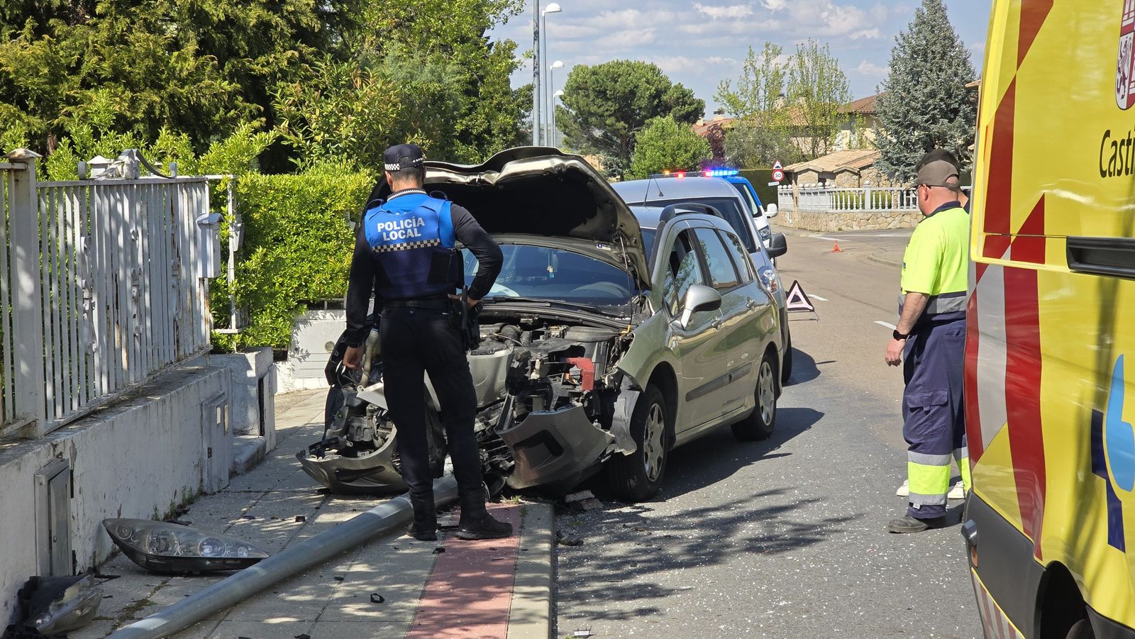 Un turismo choca contra una farola en Valdelagua con la presencia de la Policía Local de Santa Marta y una ambulancia. Foto Andrea M. | Salamanca24horas.com