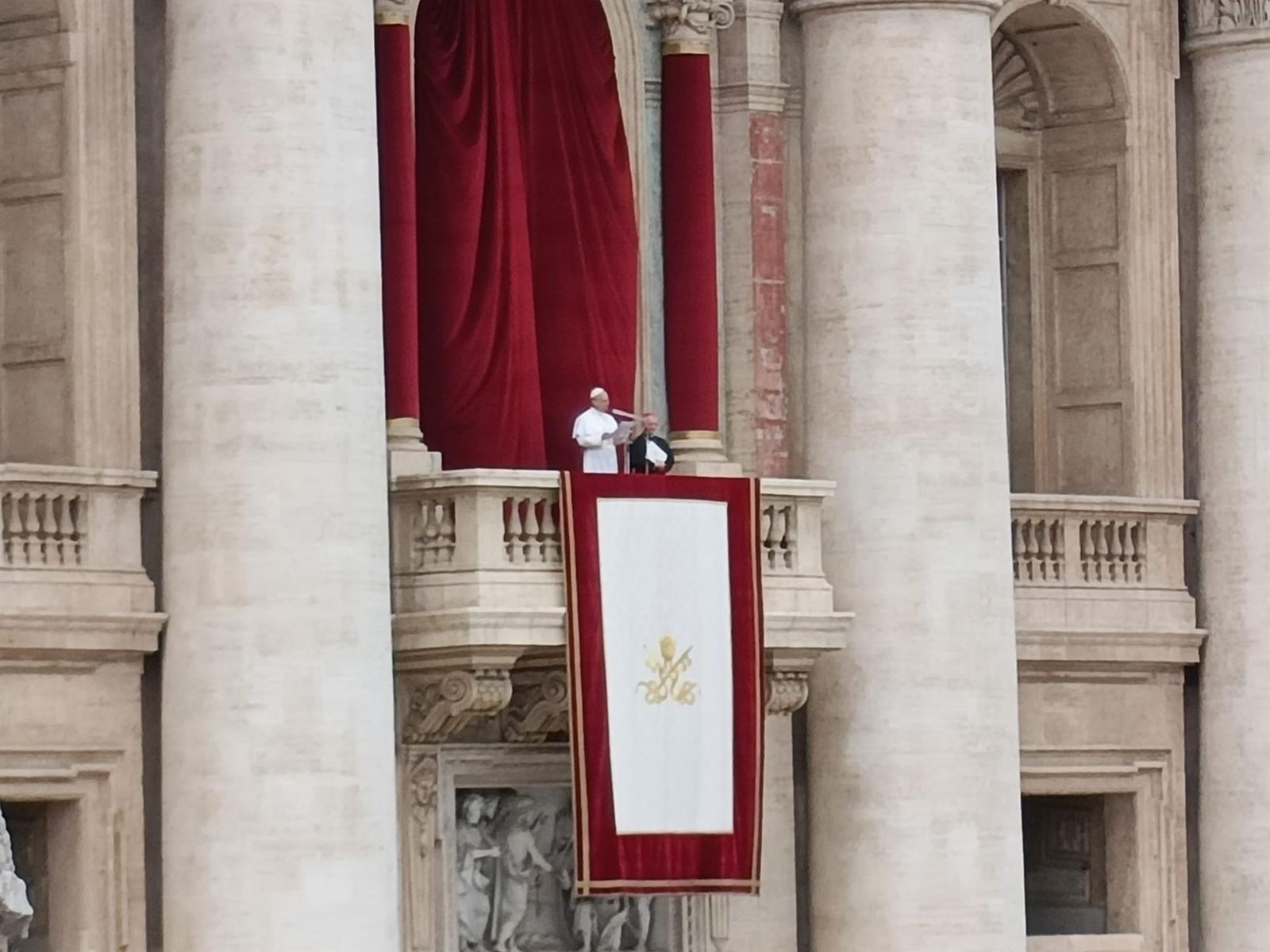 El Papa León XIV en su primer Regina Caeli, desde el balcón central de la Basílica de San Pedro. - EUROPA PRESS