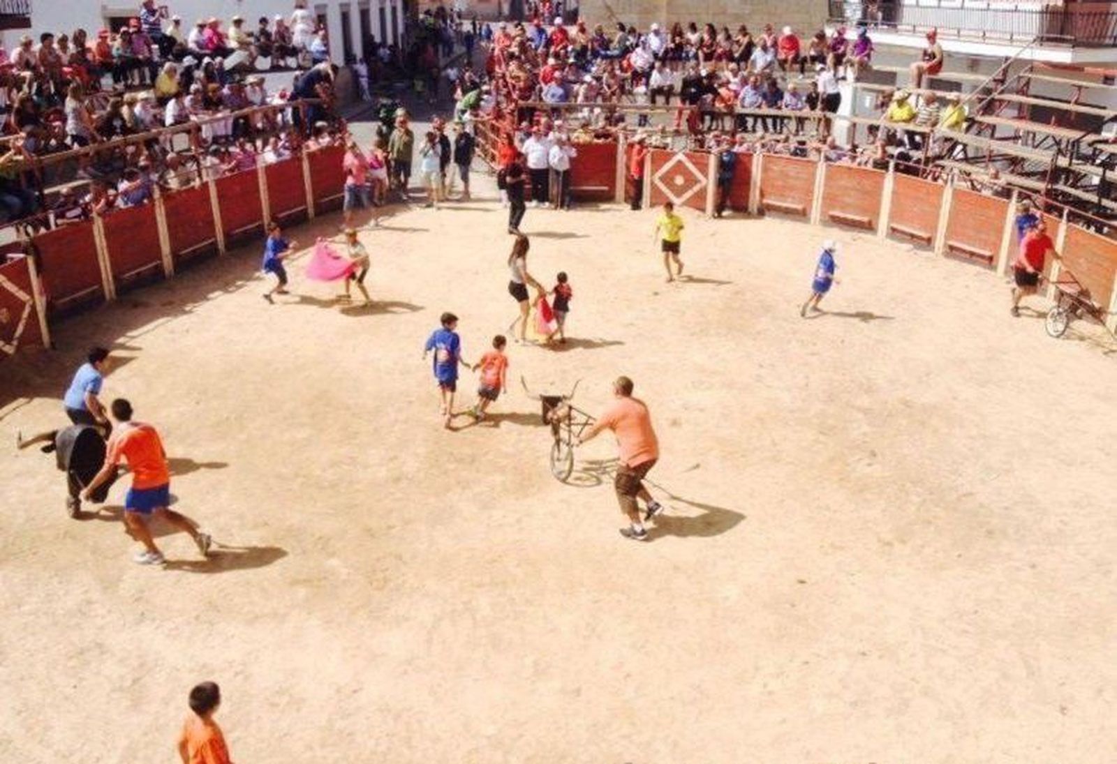 Encierro y novillada en un viernes festivo en Barruecopardo con deje taurino