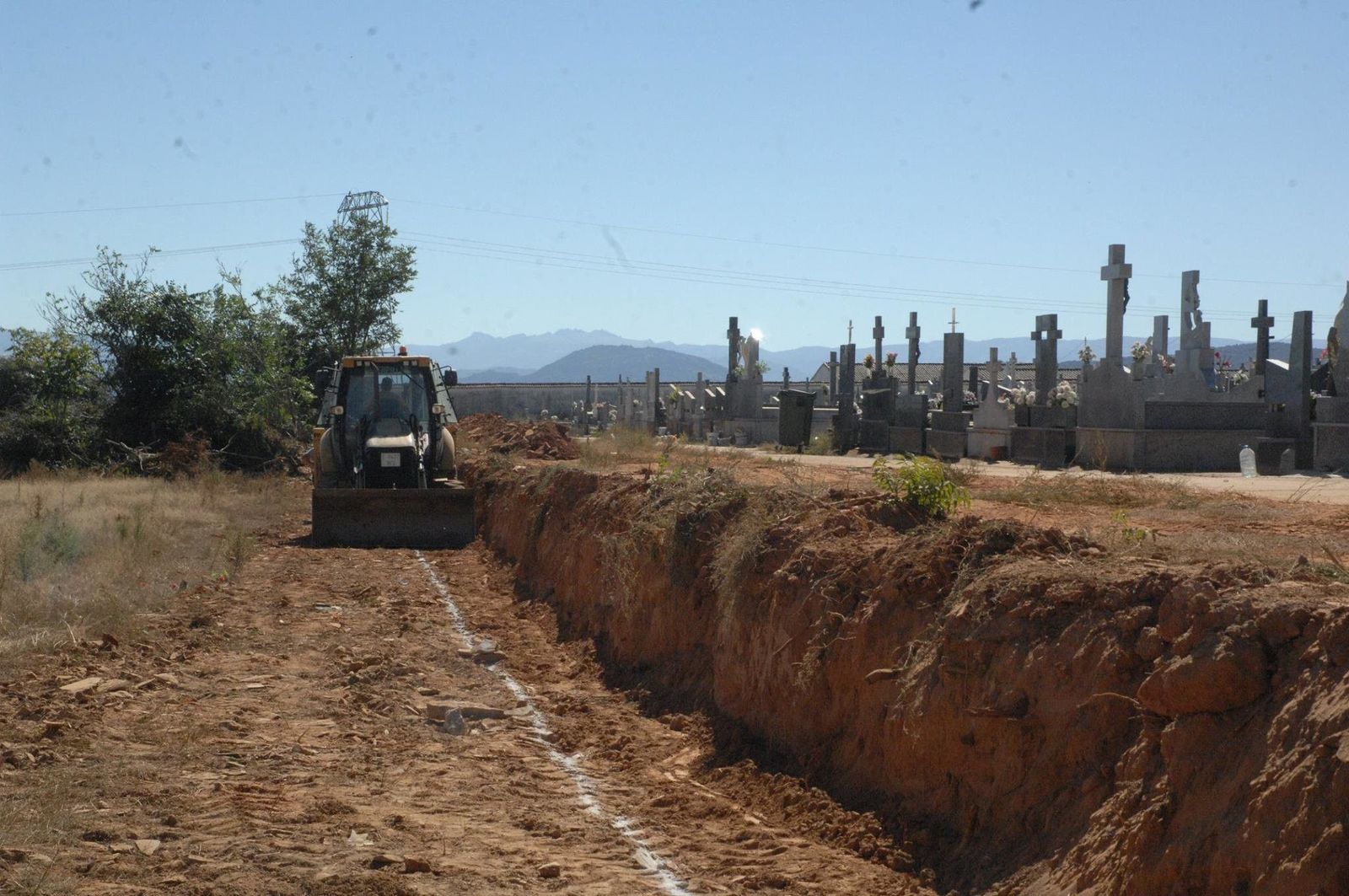 Comienzan los trabajos de consolidación del terreno para el nuevo cerramiento del cementerio