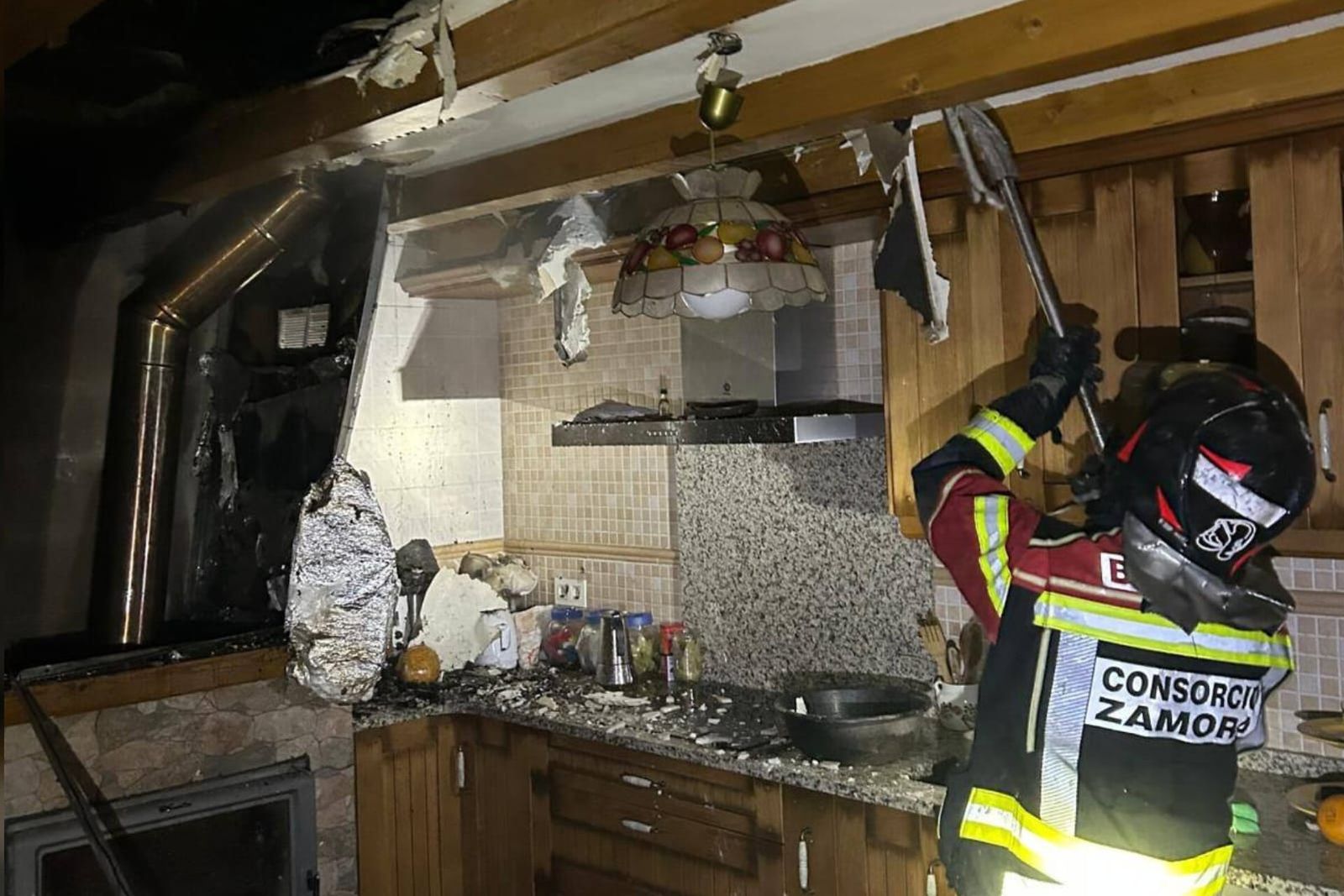 Bomberos sofocan el incendio de una vivienda en Zamora