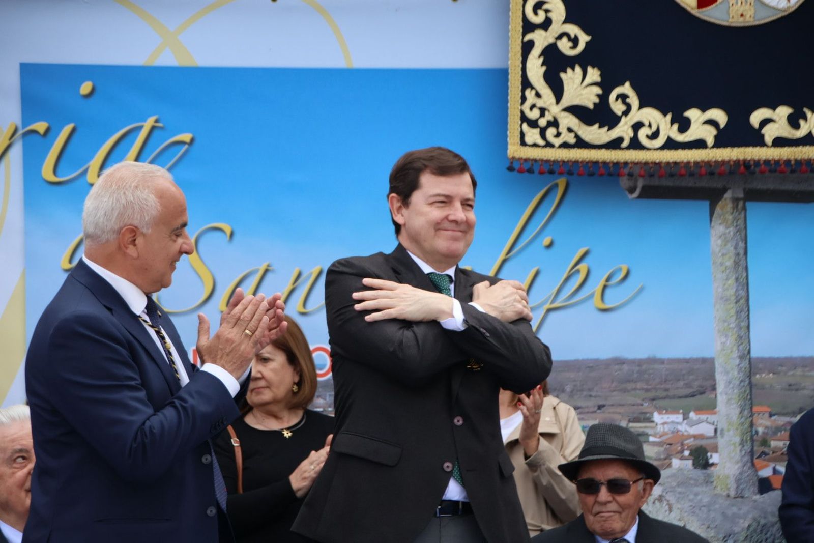 El presidente de la Junta de Castilla y León, Alfonso Fernández Mañueco, recibe la distinción de la Medalla Municipal de Barruecopardo otorgada a la Junta de Castilla y León