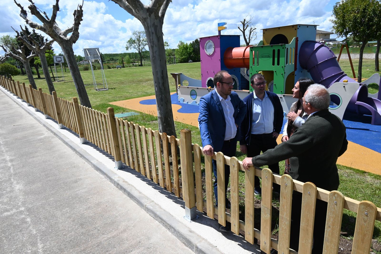 Visita de las autoridades de Ciudad Rodrigo a la reforma del parque de Ivanrey. Foto Ayto. Ciudad Rodrigo