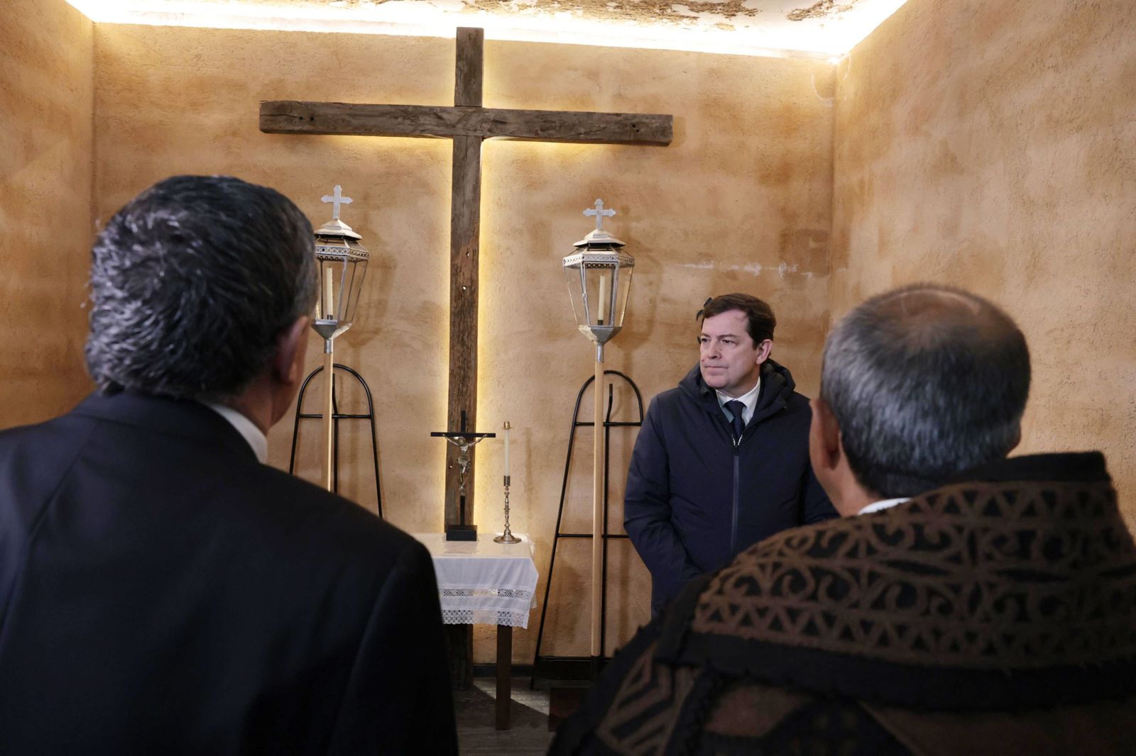 Mañueco se une a la celebración de la Semana Santa en Bercianos de Aliste