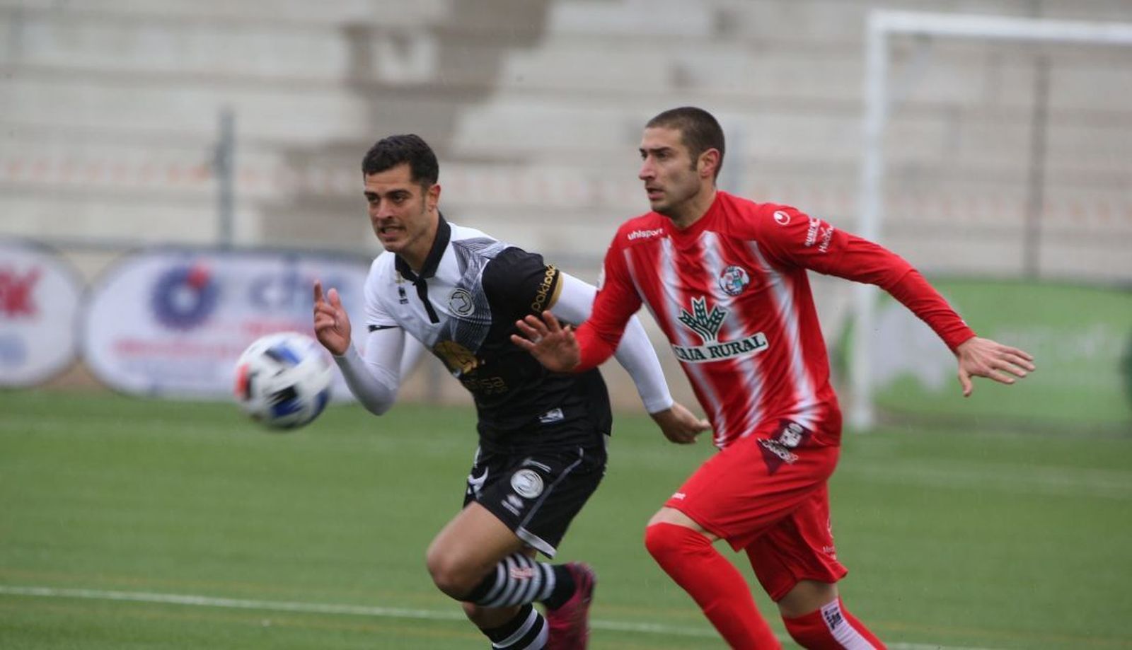 Piña trata de quedarse con el balón en una acción del partido.