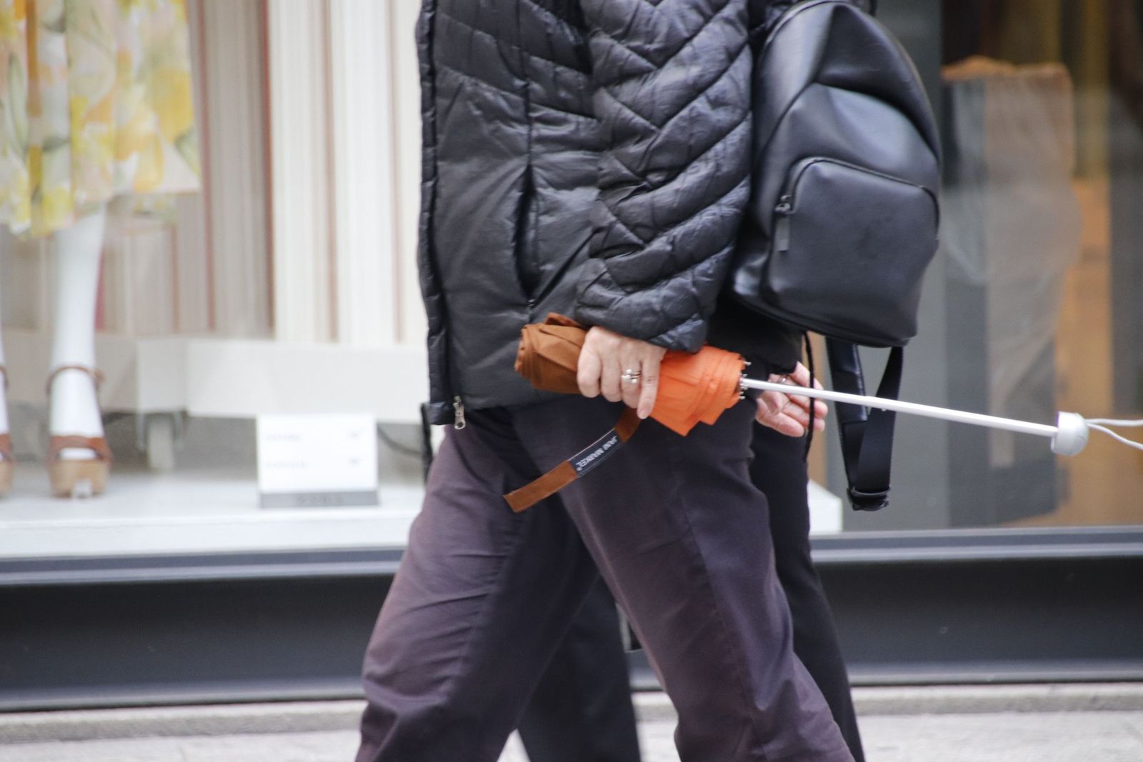 Archivo. Gente paseando con paraguas