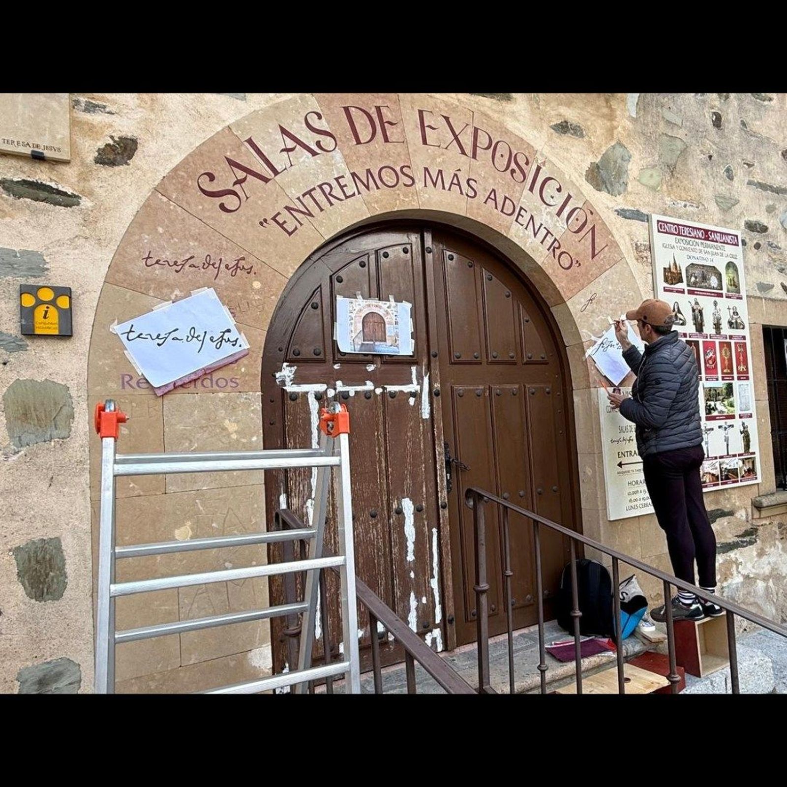 Rotulación convento San Juan de la Cruz en Alba por la veneración de Santa Teresa