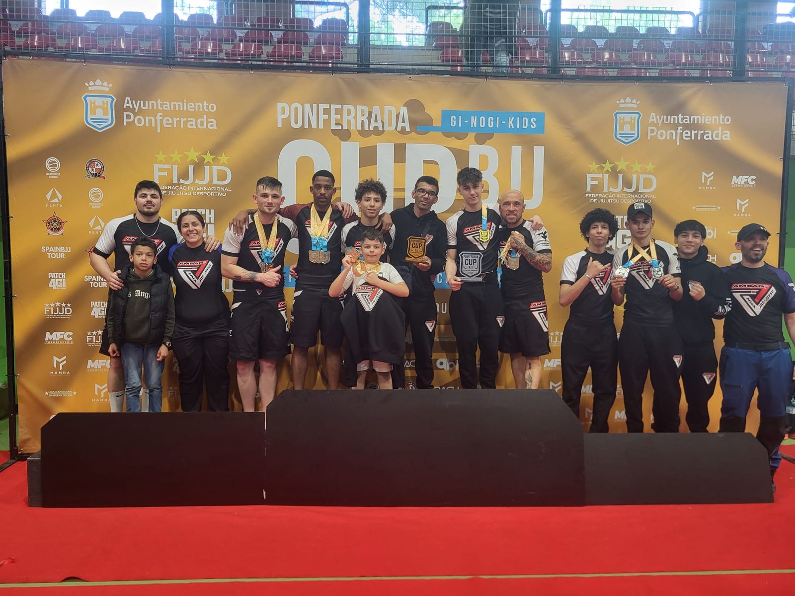 El equipo de jiu-jitsu benaventano Ambar Team vuelve con 17 medallas de Ponferrada