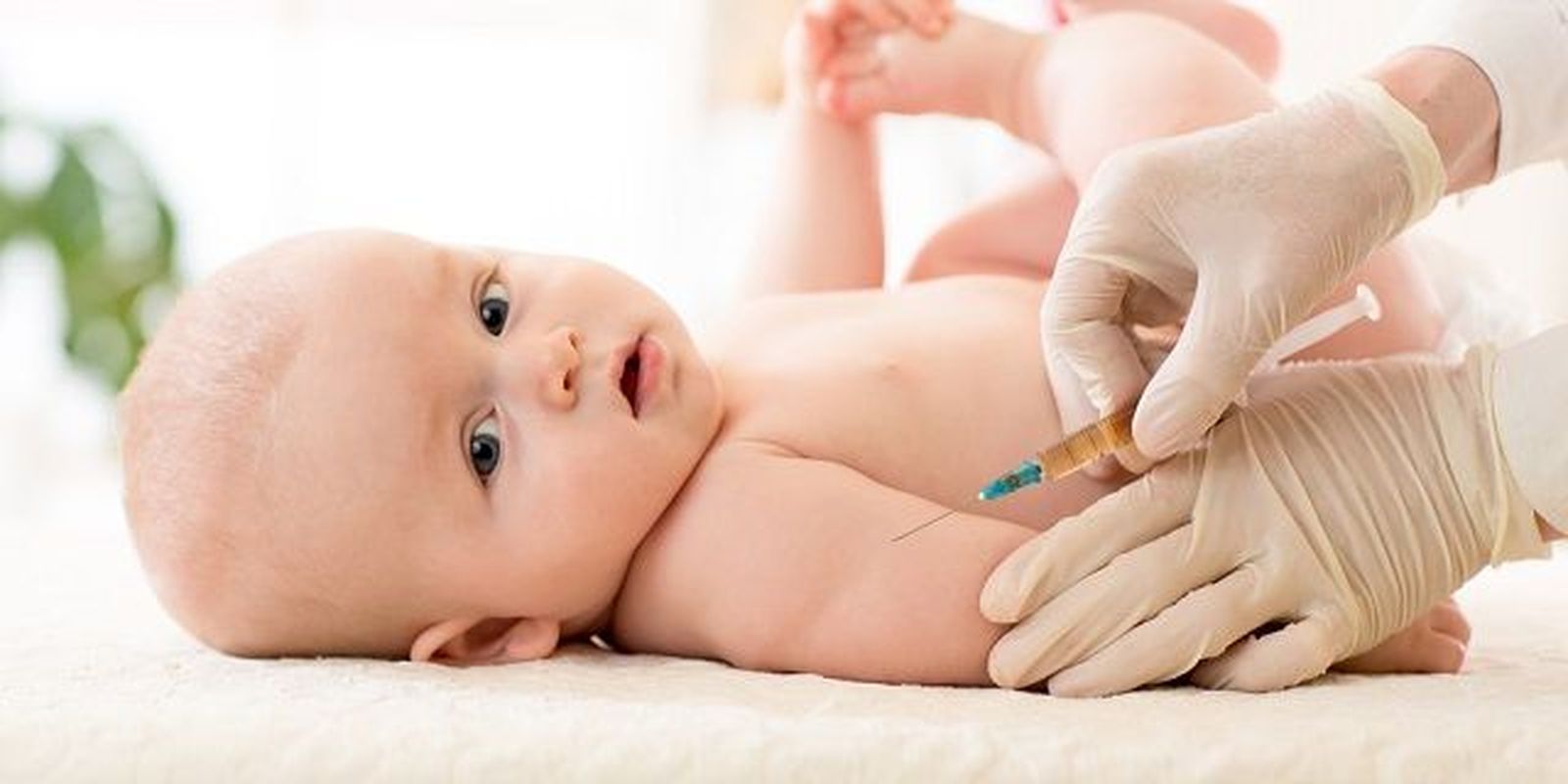 Imagen de vacunación a un bebé