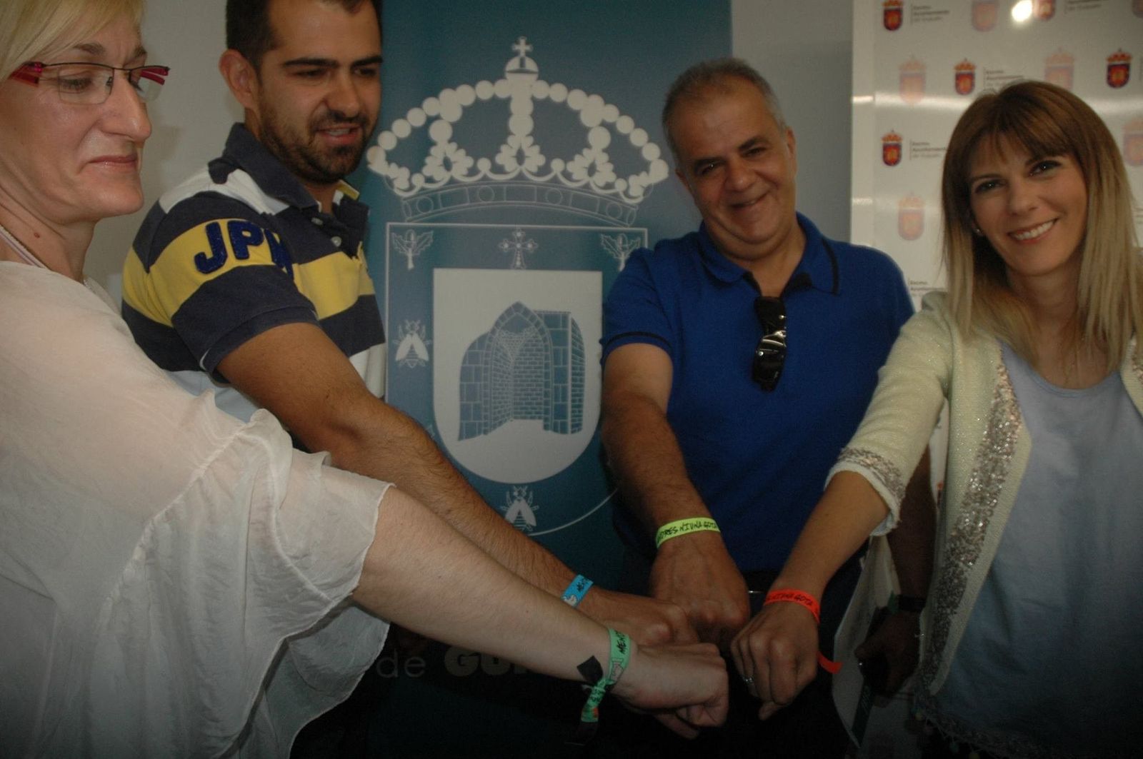 La campaña ‘Menores ni una gota’ apuesta este año por las pulseras comprometidas y la instalación del Punto Clave