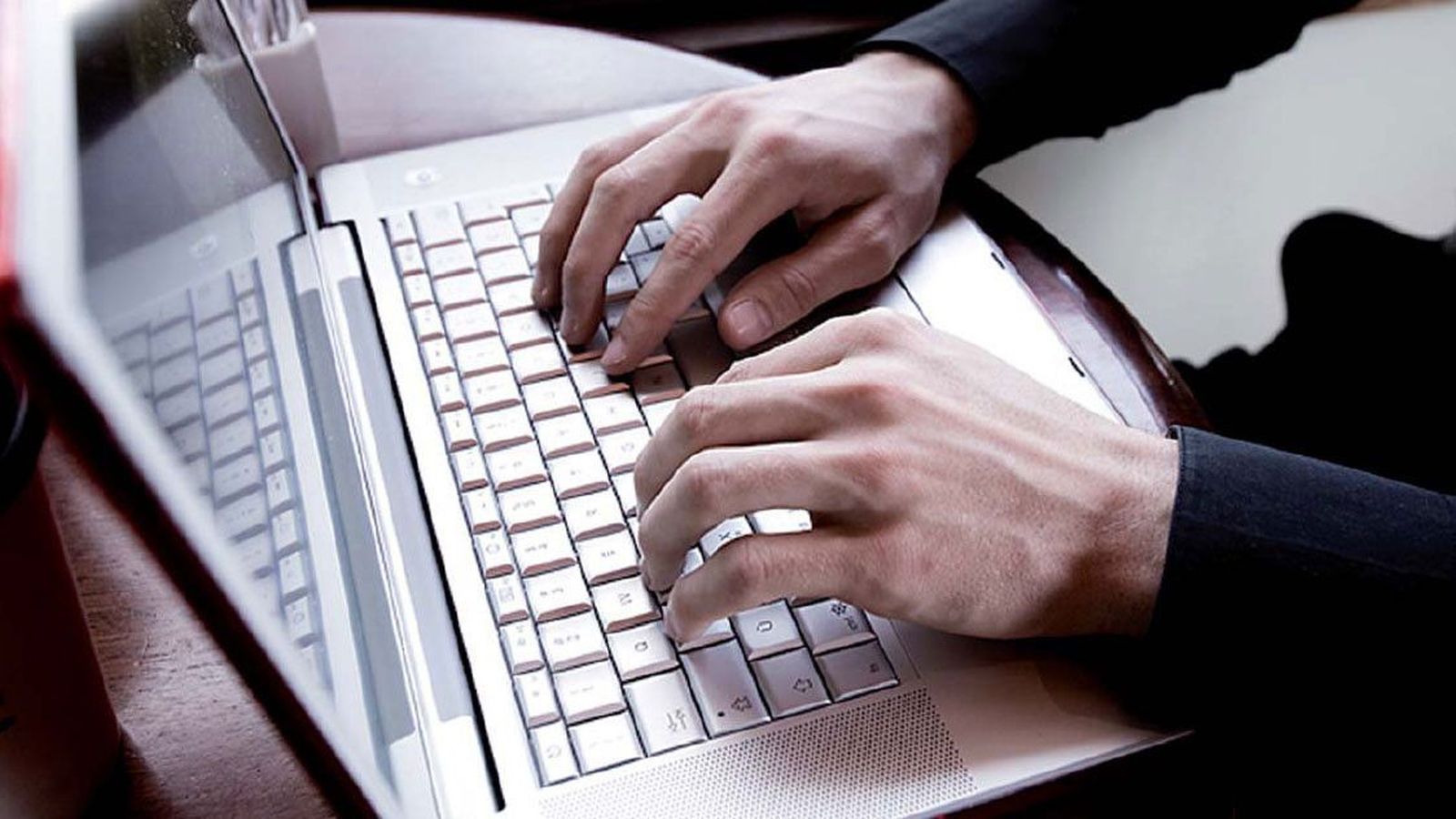 Persona trabajando con un ordenador