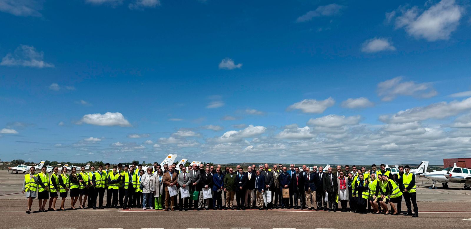 Foto de familia de la celebración del 50 aniversario 'De la ENA a Adventia"