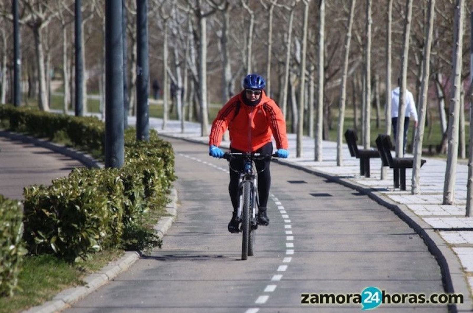 Un hombre circula con su bicicleta