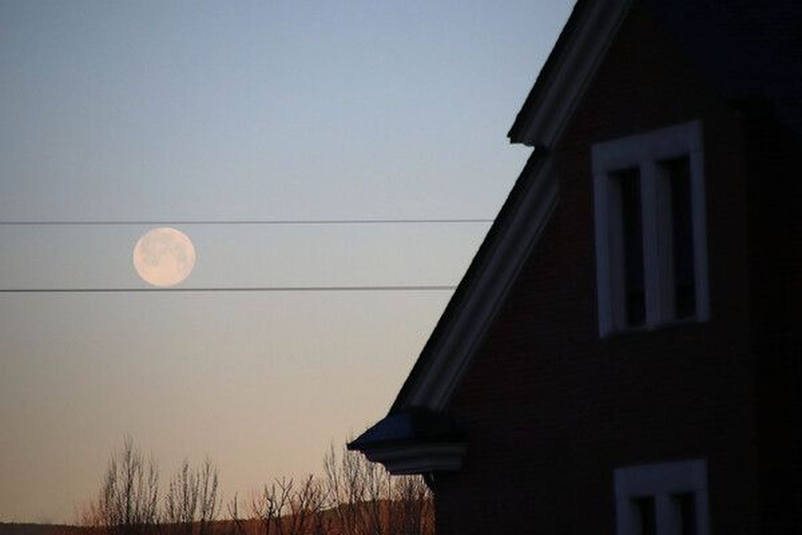 Peio García  ICAL . La Luna llena se pone al amanecer