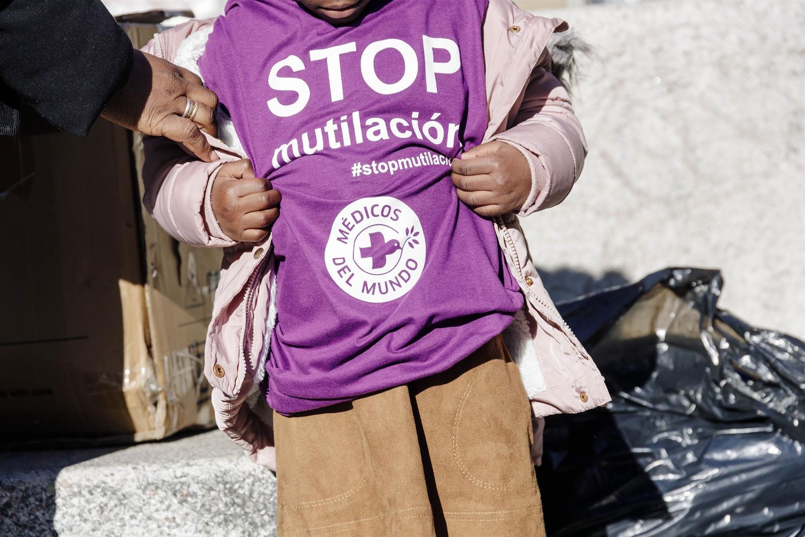 Una niña viste con una camiseta de 'Stop mutilación' durante un acto para conmemorar el Día Internacional de la Tolerancia Cero contra la Mutilación Genital Femenina. Foto Carlos Luján | Europa Press