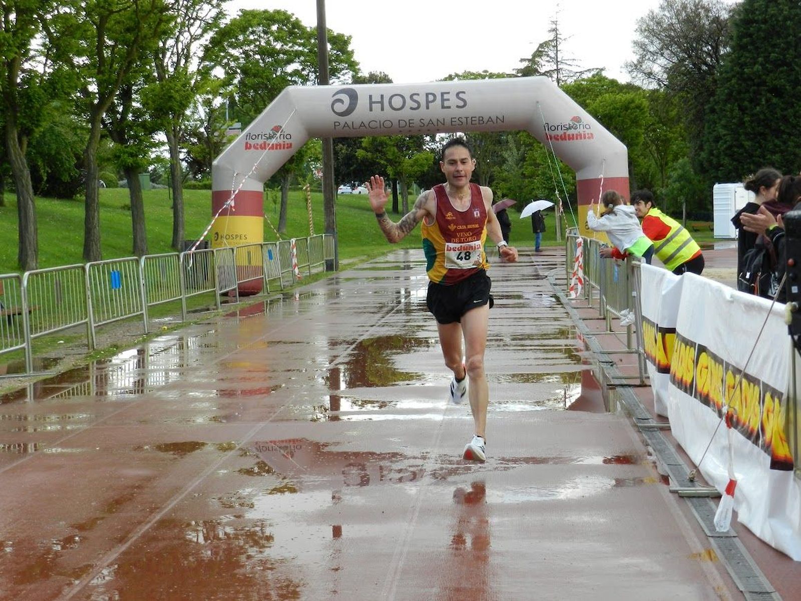Javier Vega, entrando por linea de Meta en 2º lugar